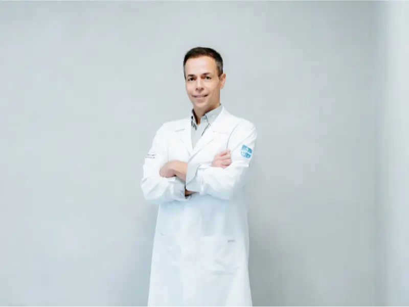 Retrato profissional do Dr. Wilson, ginecologista com atuação em cirurgia robótica e endometriose